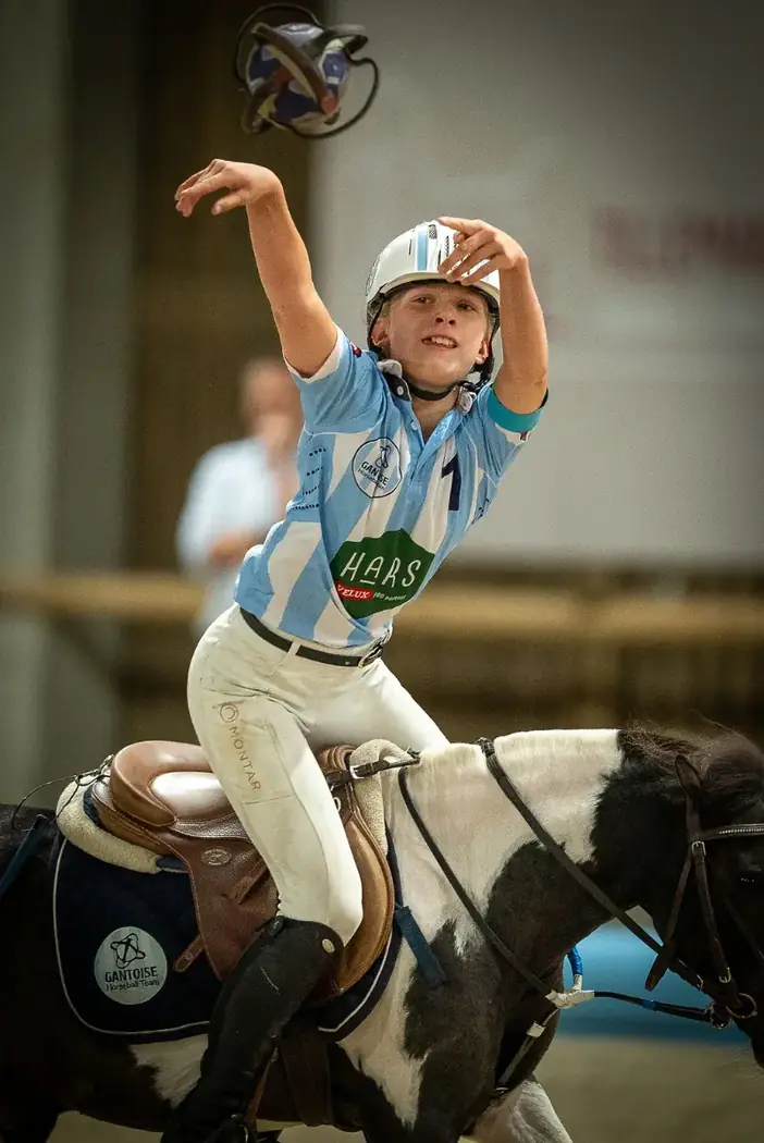 Horseballspeler gooit de bal naar het doel
