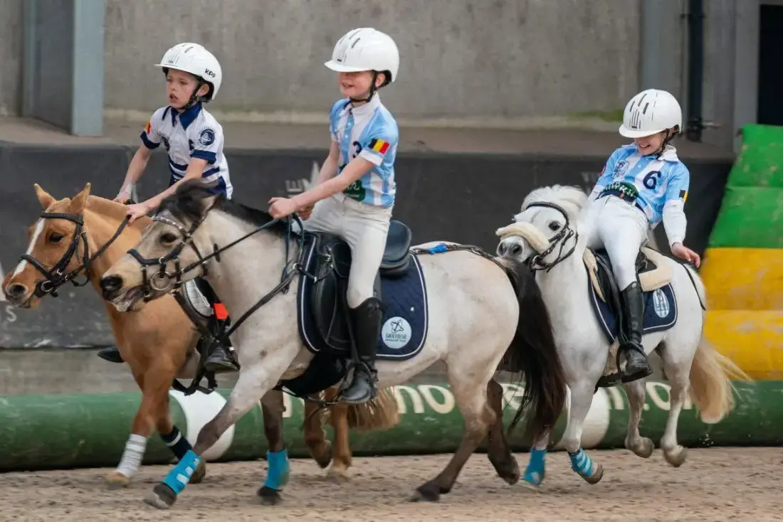 Horseballspelers in volle actie op hun pony's