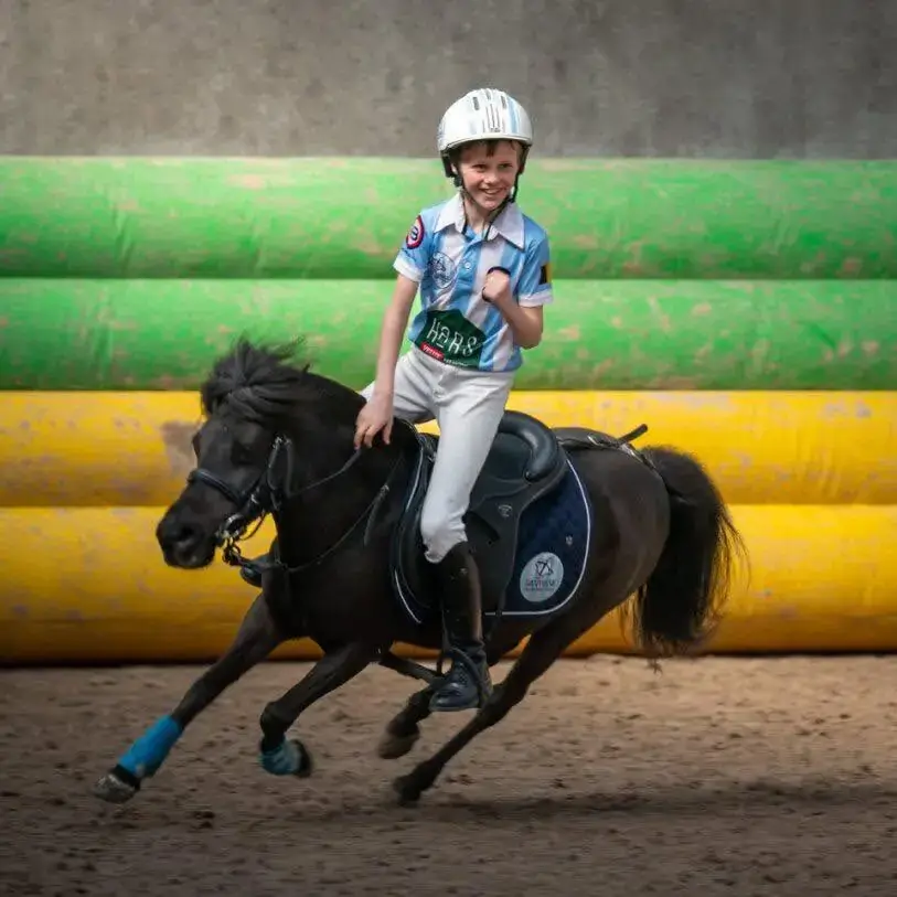 Jonge horseballspeler in galop