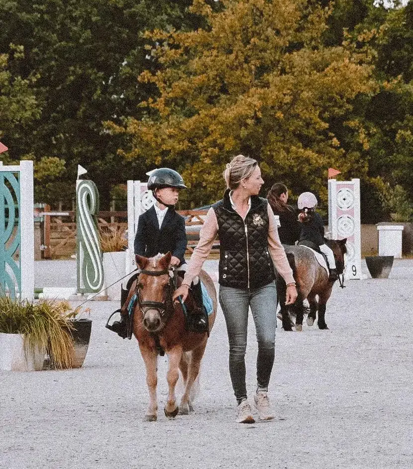 Kinderen met hun pony aan de hand op een zonnige dag